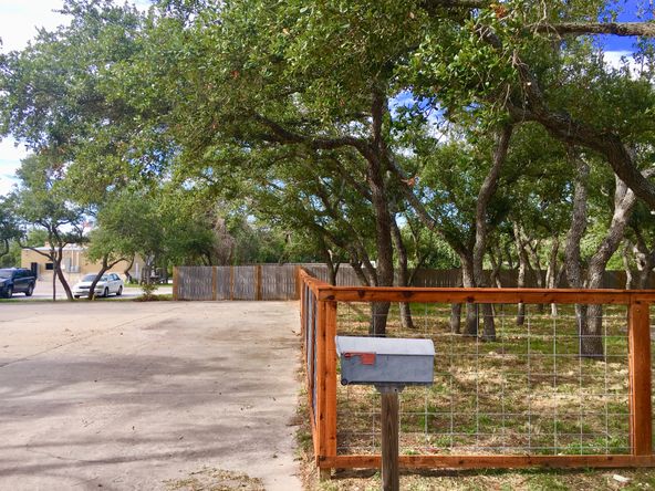 Twisted Oak Work Suites: 1806 Harbor Dr, Rockport, TX 78382